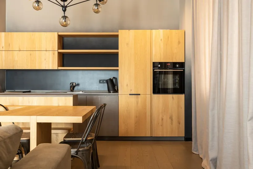 Cocina reformada con muebles de madera y encimera de obra