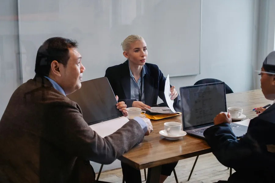 Tres profesionales del sector revisando documentación de un proyecto