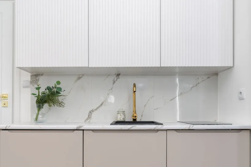 Interior de vivienda con acabados nuevos y mobiliario blanco